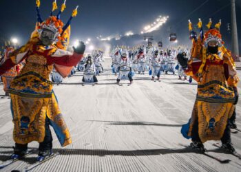 各大滑雪场陆续开板 冰雪经济持续升温