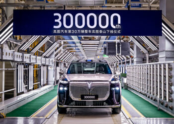 站在30万辆的山脚下，岚图还要面对更陡峭的挑战