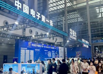 机器人打招呼、AI眼镜引围观...... 华强北展区成「流量中心」  记者实探2025消费电子创新大会