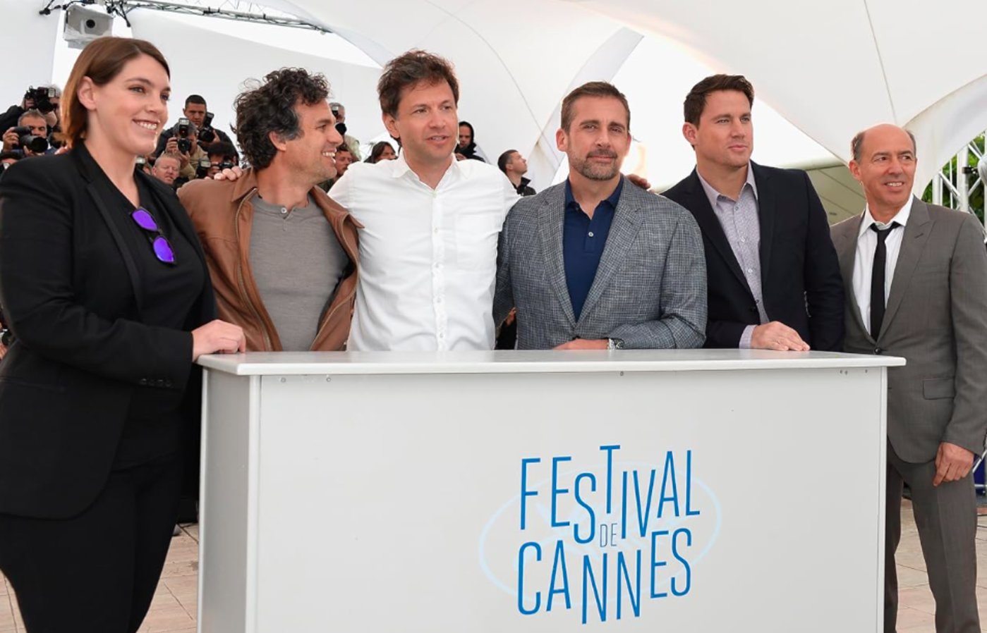 贝尼特·米勒（左三）与《狐狸猎手》剧组成员在戛纳电影节，图片来自IMDB