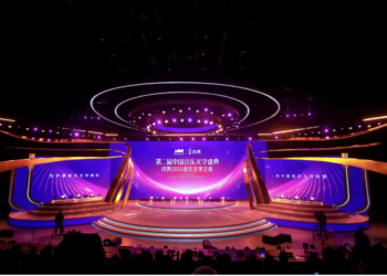 行驶在科技与人文之间,问界成为文化盛事的「新桥梁」