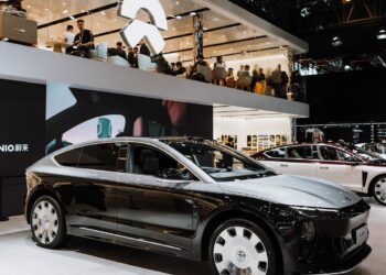 NIO Shares Tumble Nearly 6% as November Deliveries Signal Monthly Decline
