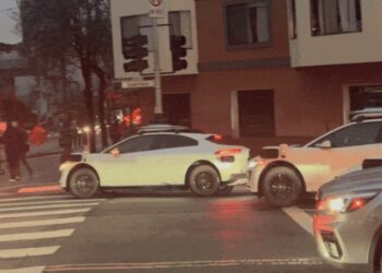 在资本赛道狂飙，在漆黑路口熄火：Waymo的2025扩张悖论