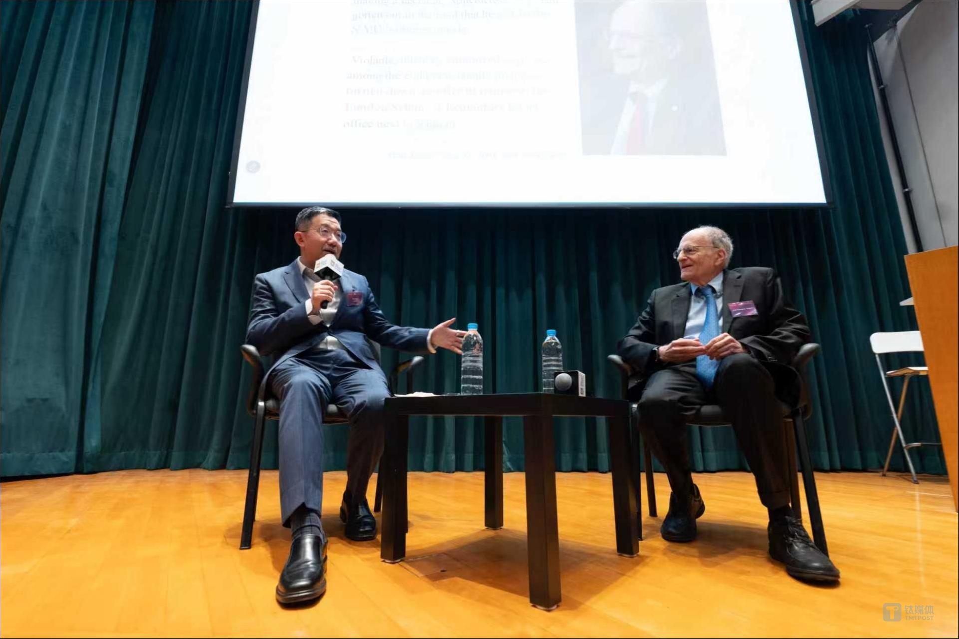 左：李晋，右：托马斯&middot; 萨金特，图片由香港大学经管学院提供
