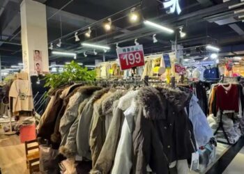 这个冬天，年轻人去批发市场「淘」新衣