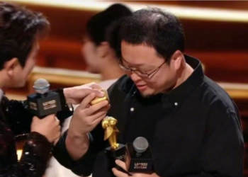 罗永浩奖杯断成两半 领个新人奖都能成一期节目