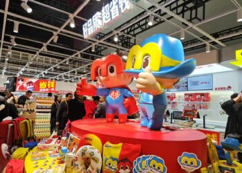 鸣鸣很忙通过港交所聆讯,量贩零食或进入双寡头周期