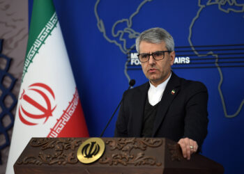 美军机沿伊朗边界飞行 伊朗寻求外交支持