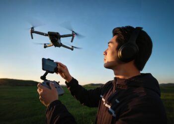 大疆忙着抢别人地盘,影石却来偷家了