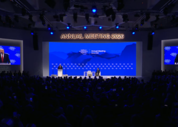 特朗普再提收购格陵兰岛 奈飞绩后大跌超7% | 今夜看点