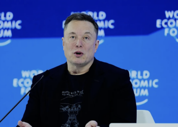 马斯克在达沃斯放出2026时间表:AI超人类、机器人开售、自动驾驶普及