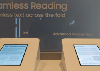 三星首款无折痕折叠屏面板亮相 或用于苹果新机