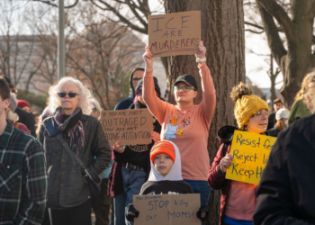 特朗普携「365项胜利」现身白宫记者会