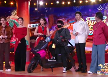 五度登上春晚舞台，雅迪化身「赛博骑骥」，重构好运图腾