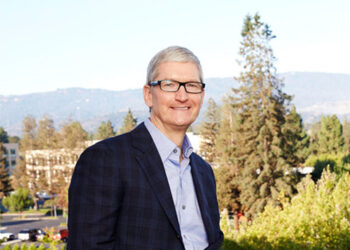 苹果CEO库克再次现身「美国春晚」 与服务业务主管一同观赛