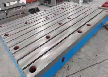 别小看这几道槽！它让这块铁疙瘩变成了焊接车间的 「万和能桌」