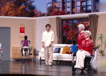 从蔡明扮机器人，到机器人陪蔡明，春晚走了30年
