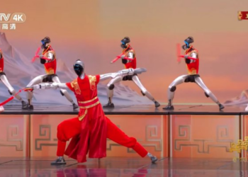 宇树翻上墙、银河夹烤肠：2026年春晚机器人哪家强？