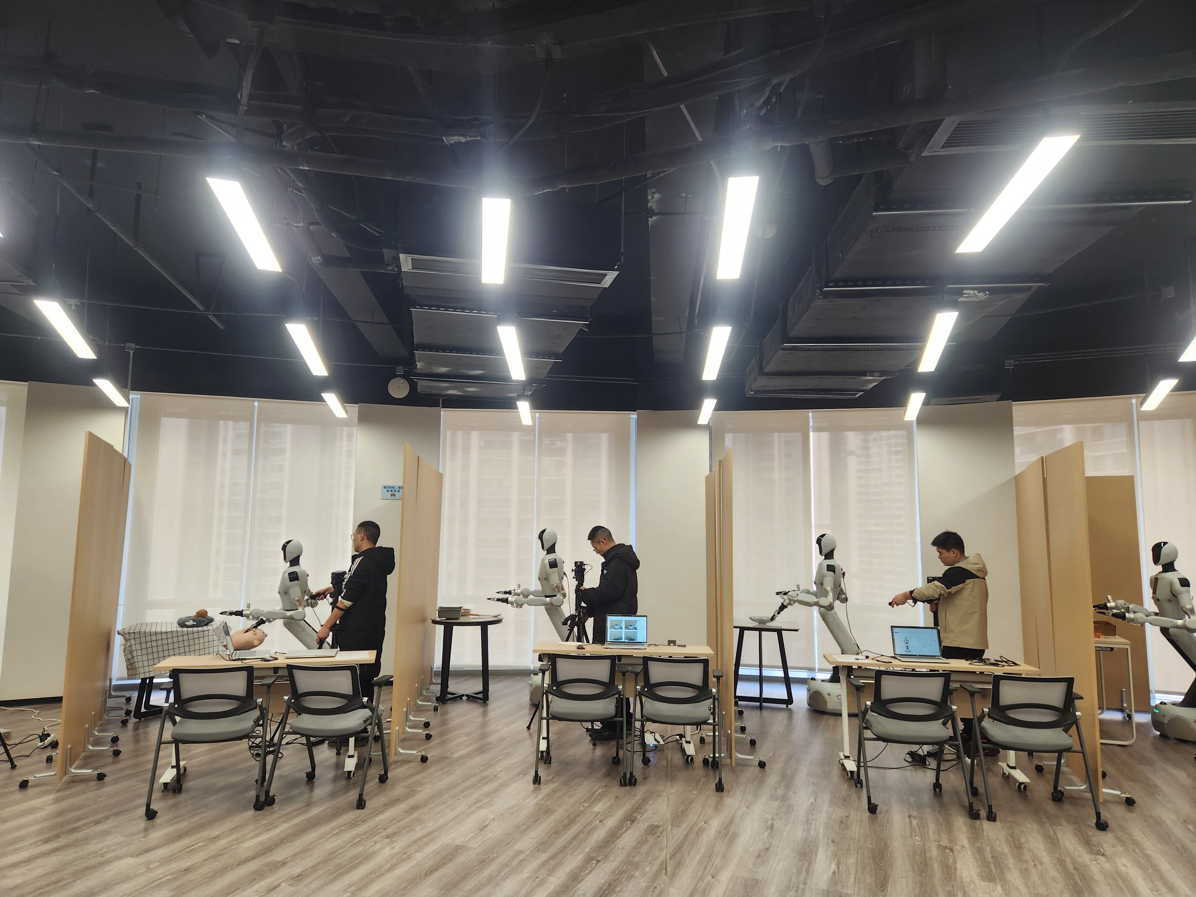 （西南具身智能机器人训练中心）