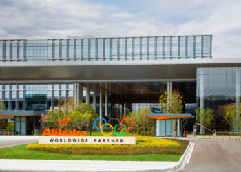 千问一夜爆火，上演AI时代第一场「现象级」事件