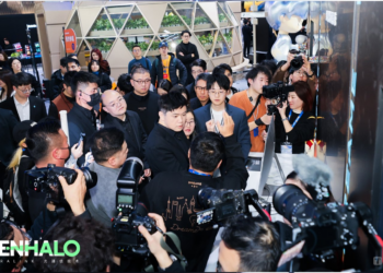 AWE现场「AuraLink光通信技术」全球首发，做AI与具身机器人的「超级神经」｜公司动态