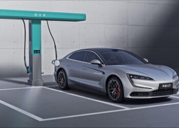 第二代刀片电池落地仰望，高端新能源开始转向补能效率竞争