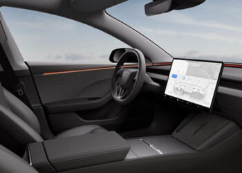 Uber自动驾驶前高管使用特斯拉FSD遭遇车祸 车辆全毁人也受伤