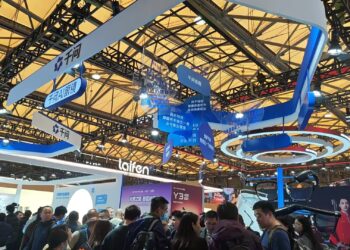 直击AWE：观众排长队试戴AI产品，芯片巨头集体抢镜！