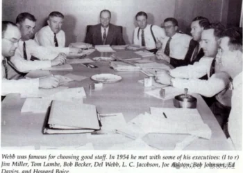 在沙漠中建退休社区：一个沦为普通小镇，一个成全球标杆