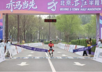 50分26秒破人类纪录！直击北京亦庄机器人半马赛：荣耀「闪电」夺冠 宇树天工双双「累倒」终点