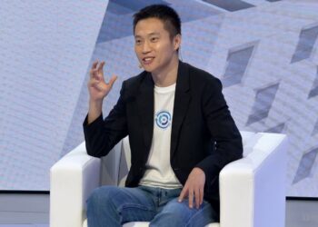 对话 Momenta CEO曹旭东：自动驾驶是物理AI的序章