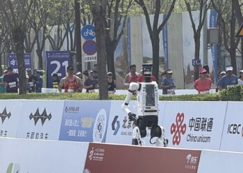 人形机器人半马跑进1小时 行业加速放量期上市公司卡位「供应链」