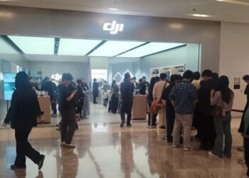 大疆VS影石双向博弈：手持相机赛道激战，手机巨头搅局