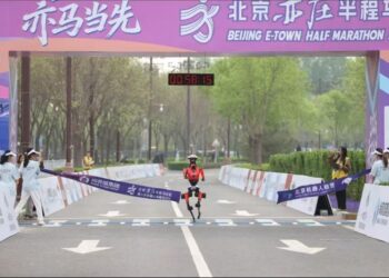 一年时间，机器人从「马拉松笑话」到超越「最强人类」