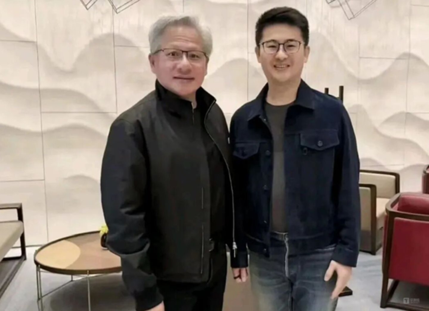 网传远东股份实控人之子蒋承志与黄仁勋合影