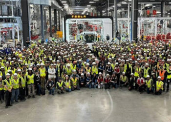 特斯拉电动卡车Semi进入量产新阶段 首辆量产车已下线