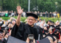 黄仁勋获卡内基梅隆大学荣誉博士学位 英特尔CEO为他佩戴博士帽