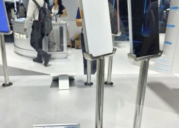 努比亚、阶跃、荣耀,谁在定义AI手机?
