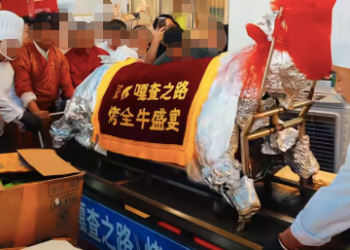 见者有份！俞敏洪在东方甄选门前请大家吃烤全牛