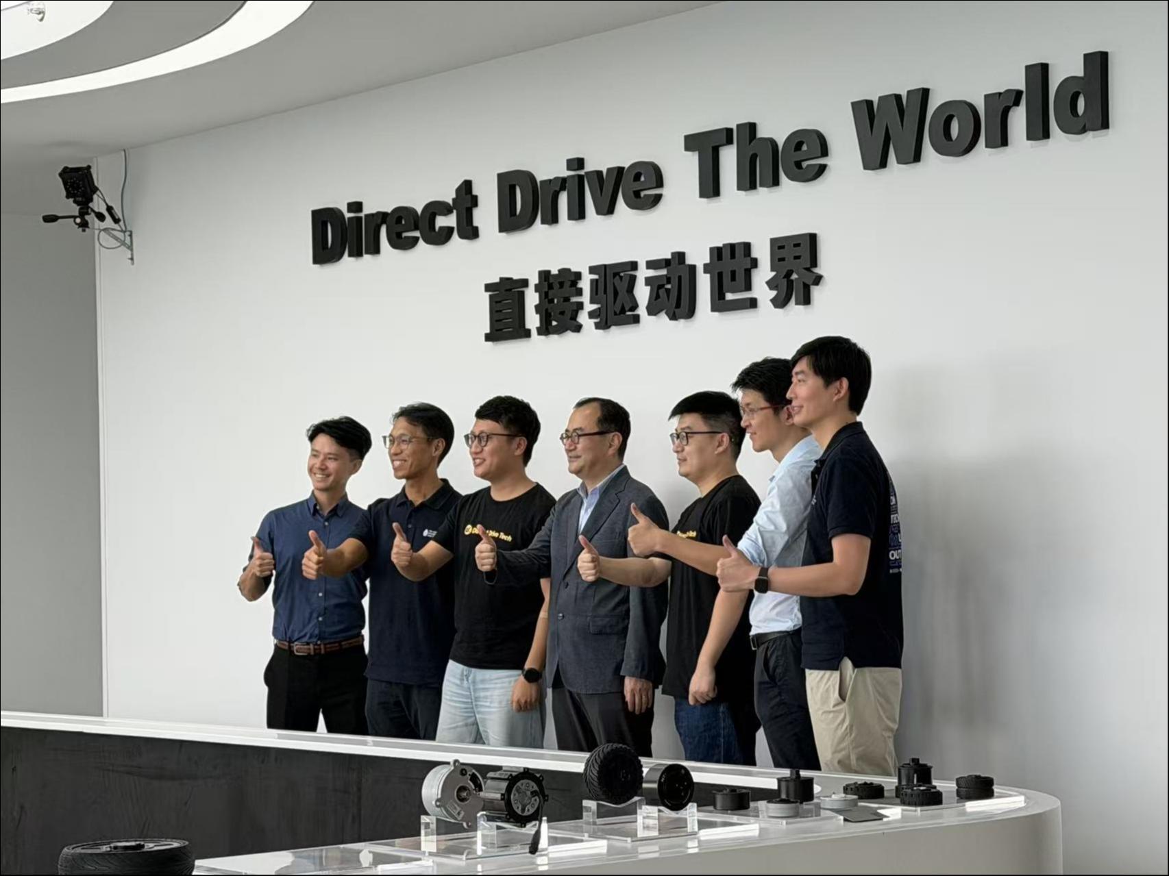 本末科技创始人张笛（左3）赴港敲钟前夕，香港科技大学副校长（左四）一行人特地来参观祝贺。（钱玉娟拍摄）